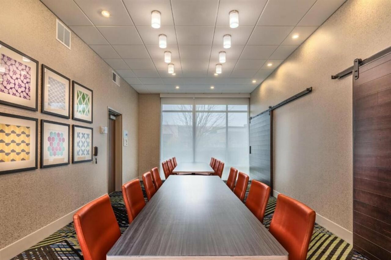 Фото Holiday Inn Express & Suites Salem North - Keizer, an Ihg Hotel
