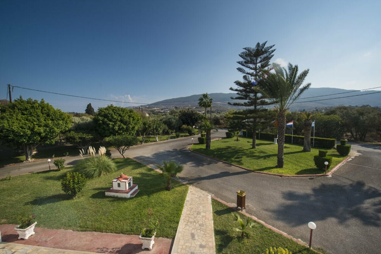 Фото Sandy's Studios Apartments & Log Villas