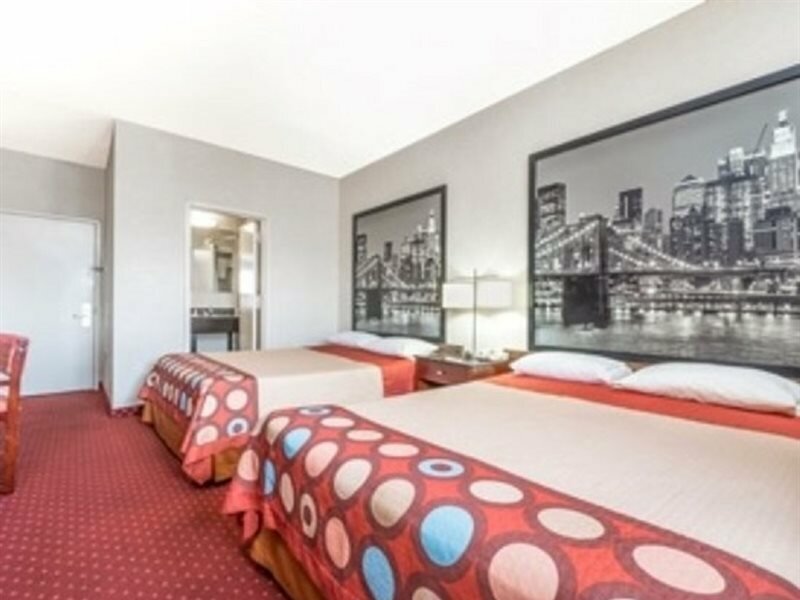 Фото Super 8 by Wyndham North Bergen NJ NYC Area