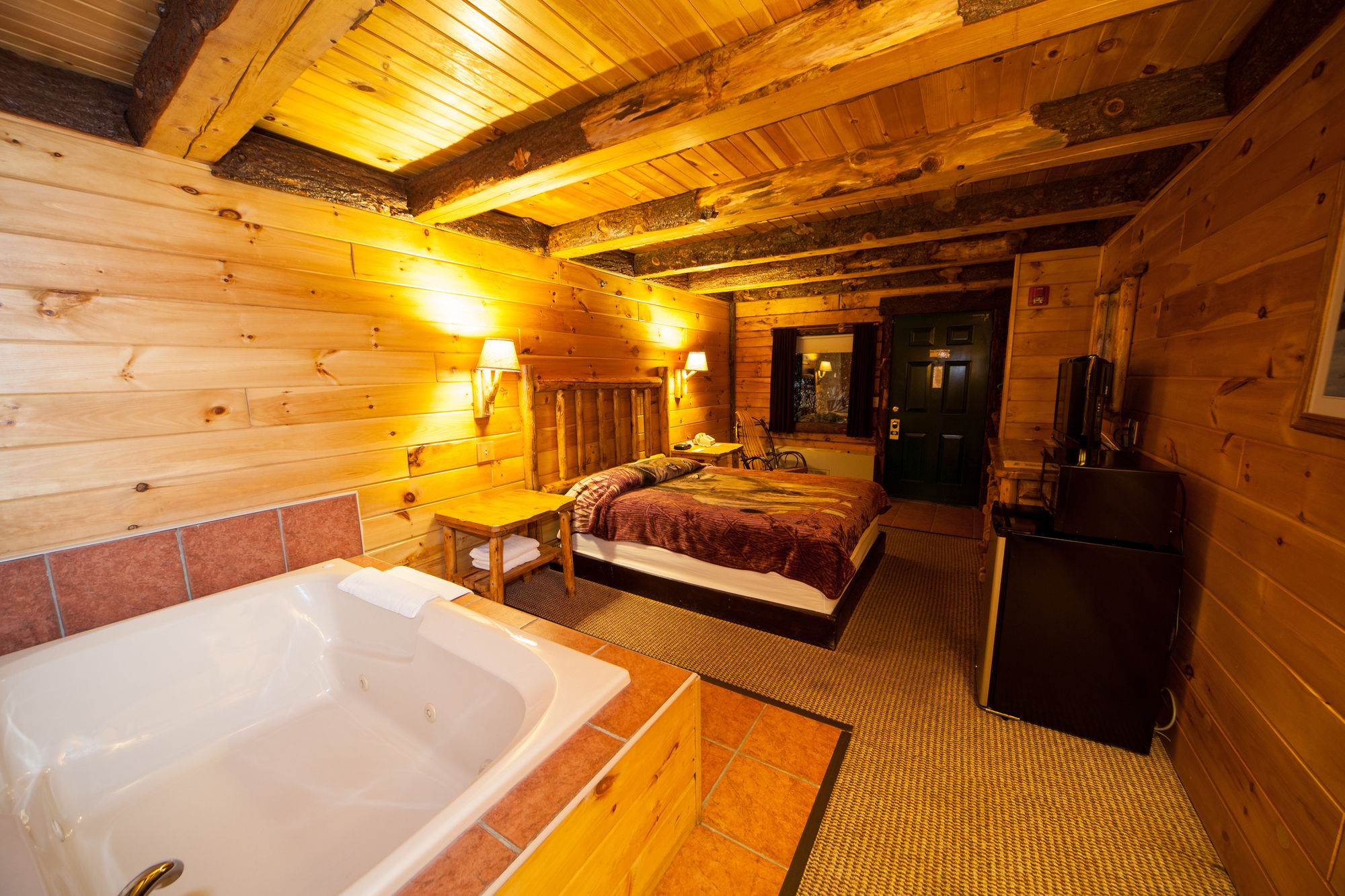 Фото Log Cabin Lodge & Suites