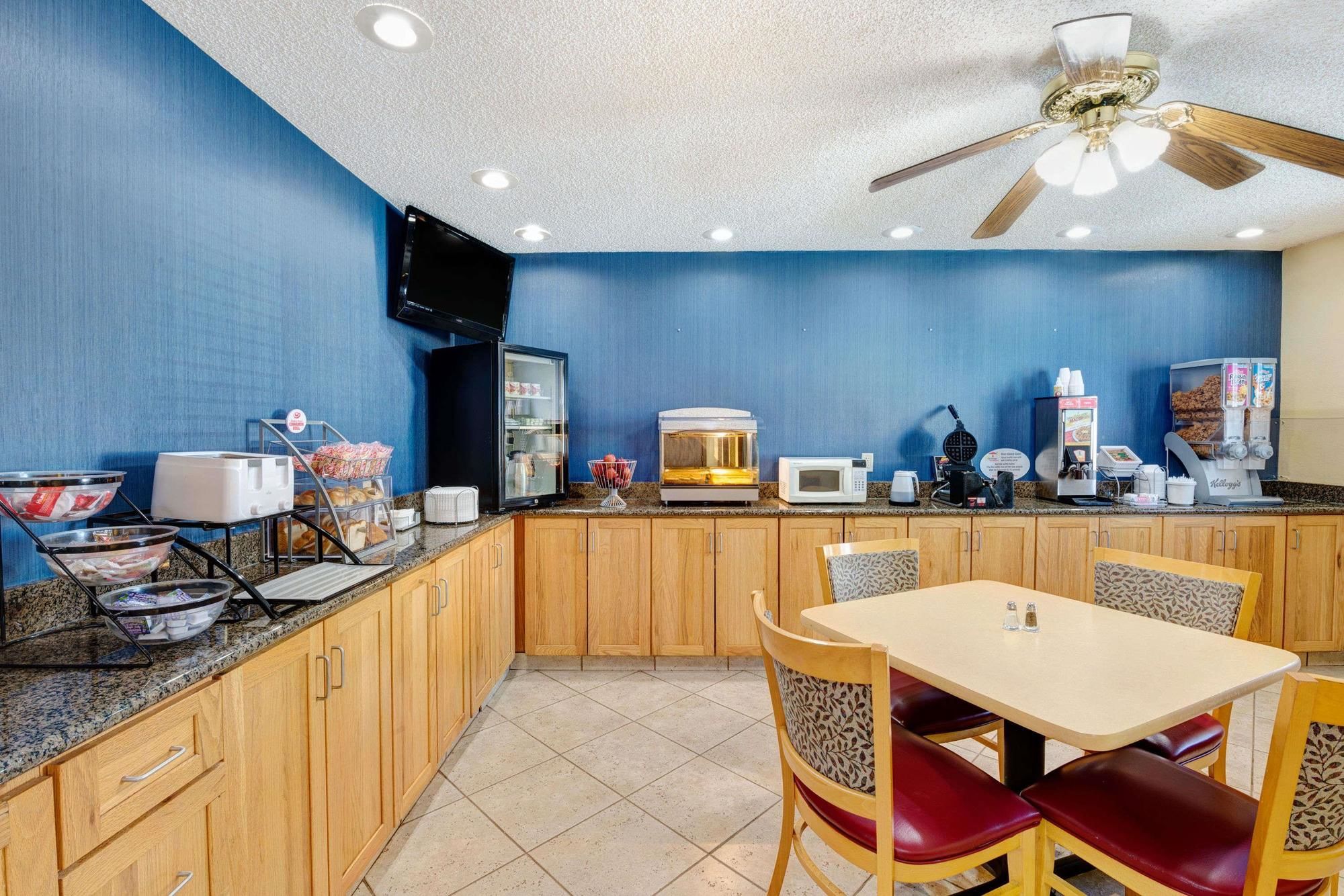 Фото Super 8 by Wyndham Hutchinson