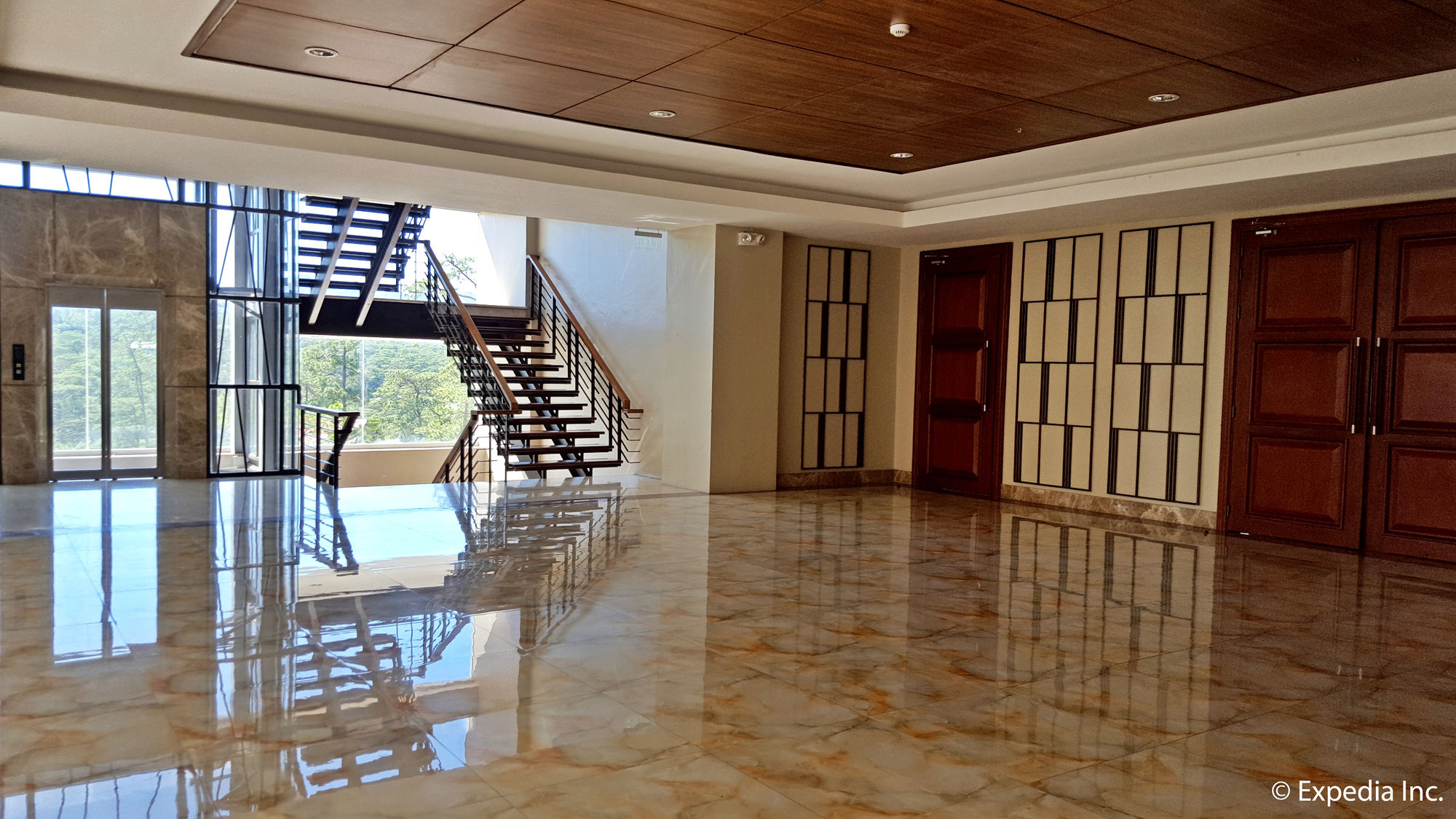 Фото Newtown Plaza Hotel