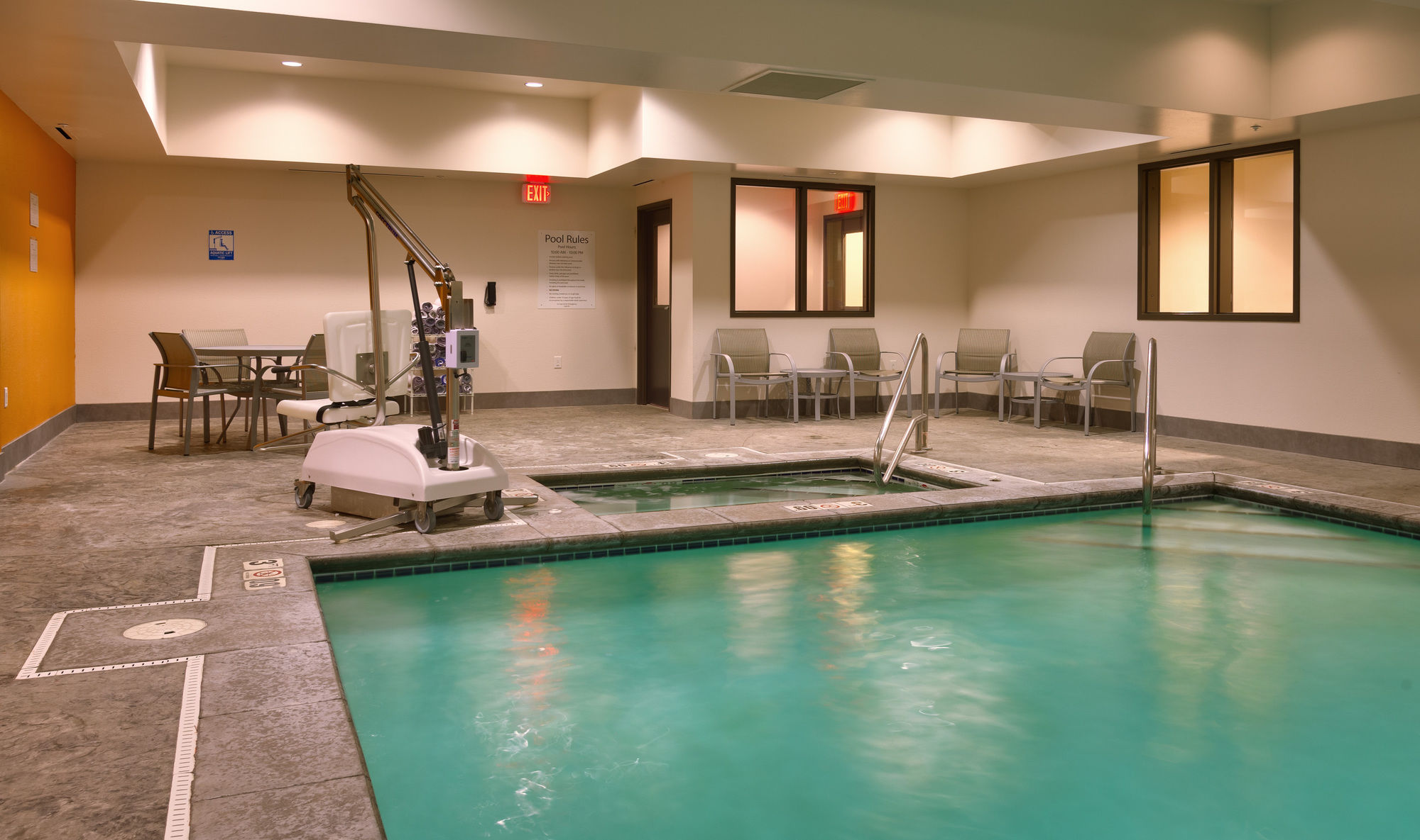 Фото Holiday Inn Express and Suites Overland Park, an Ihg Hotel