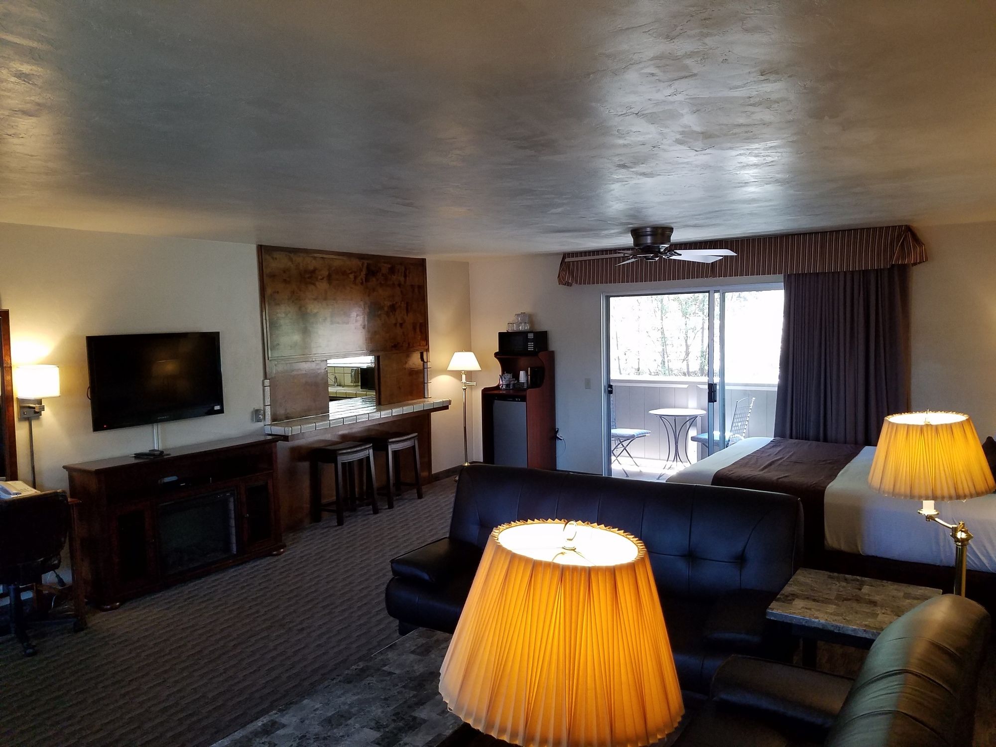 Фото Lone Oak Lodge
