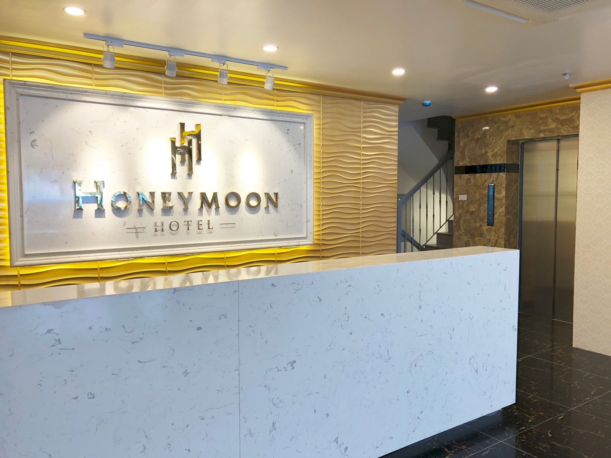 Фото Honeymoon Hotel & Apartment