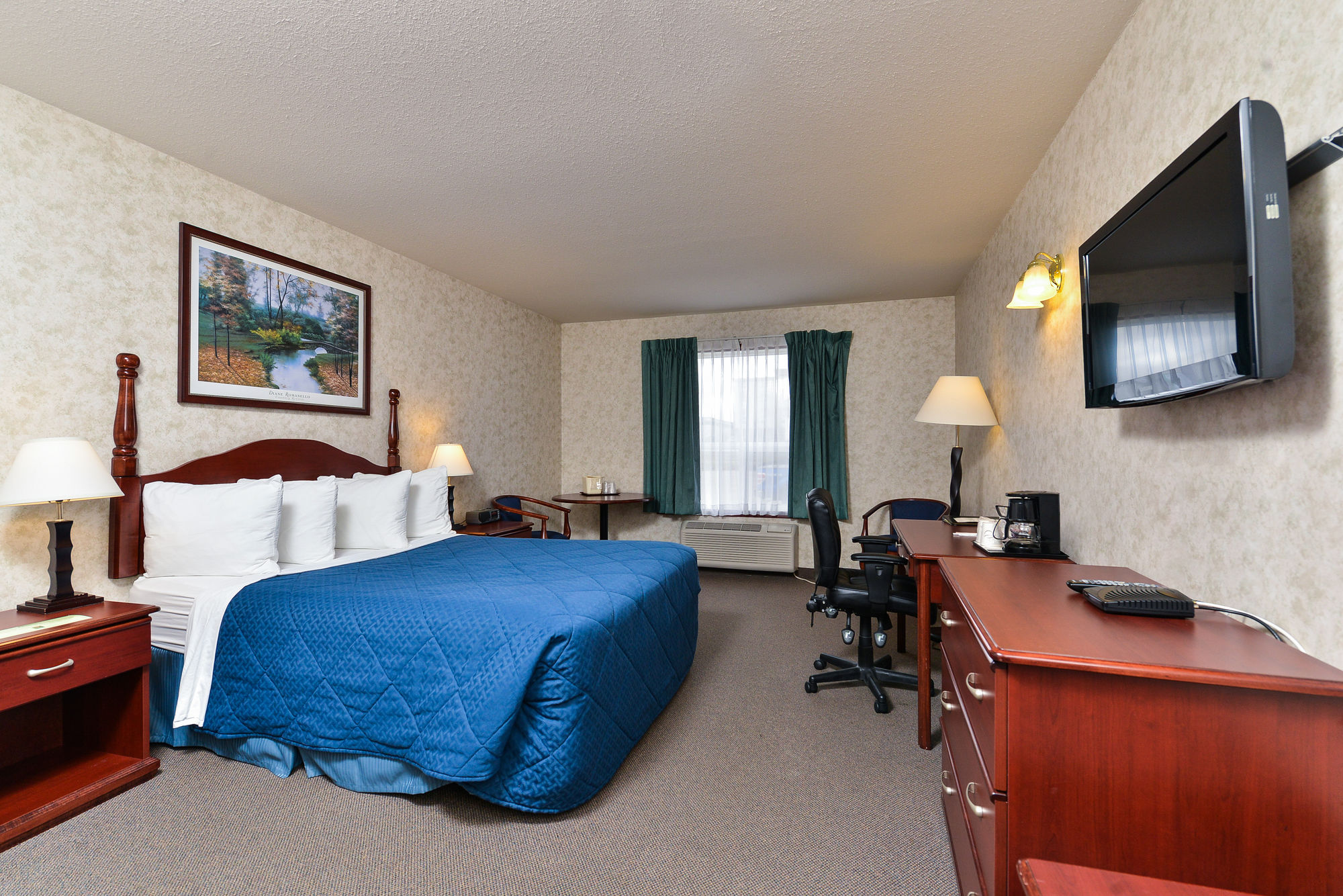 Фото Ramada by Wyndham Nisku Edmonton Airport