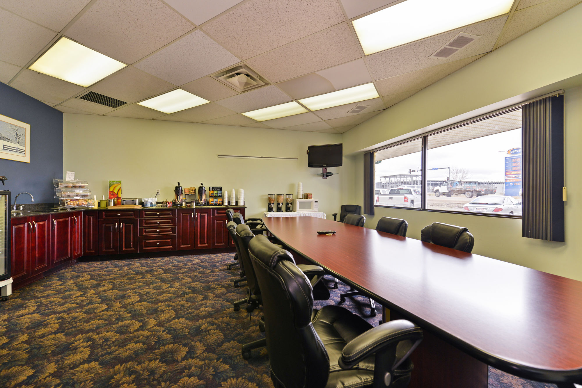 Фото Ramada by Wyndham Nisku Edmonton Airport