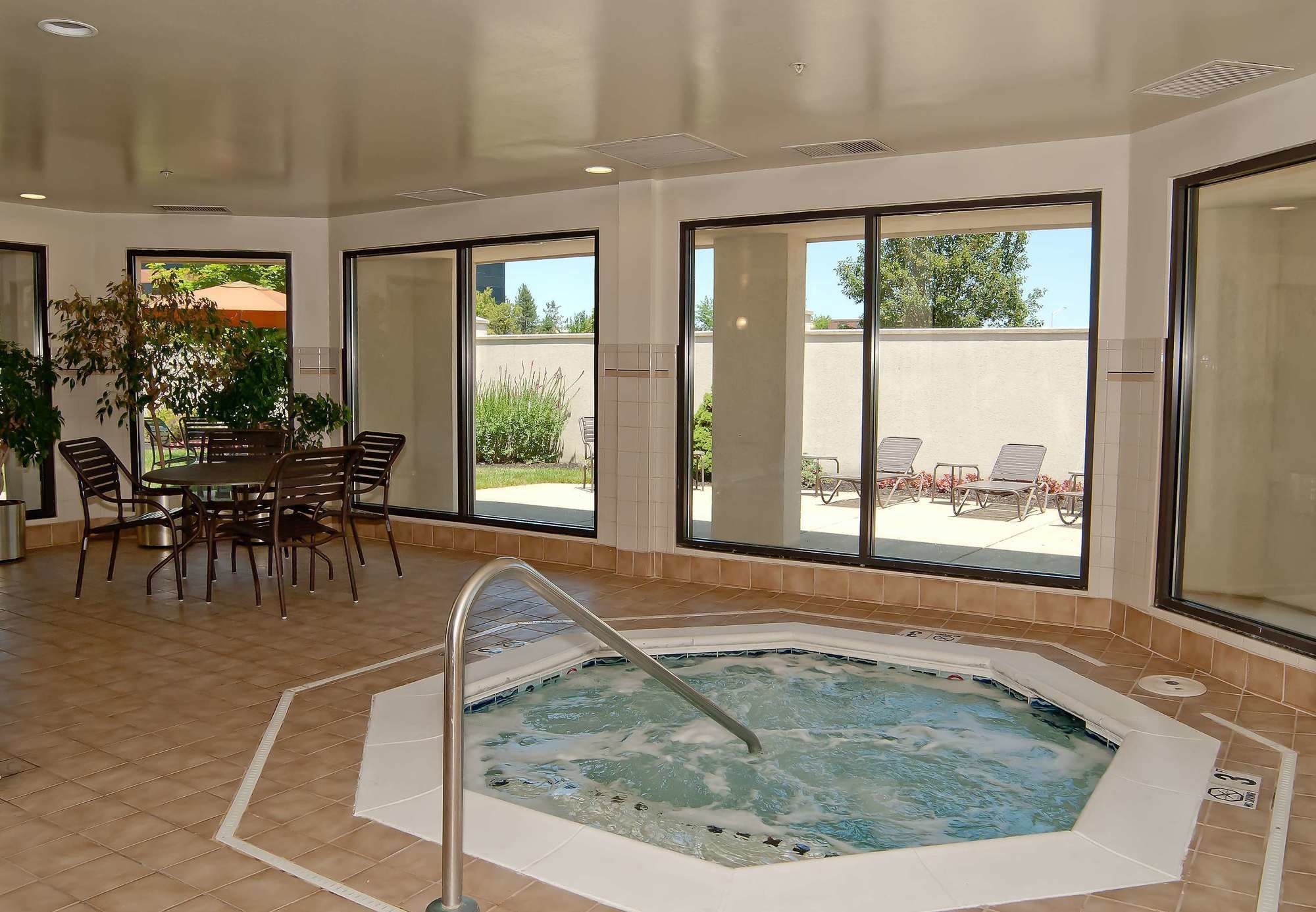 Фото Courtyard by Marriott Cincinnati Airport