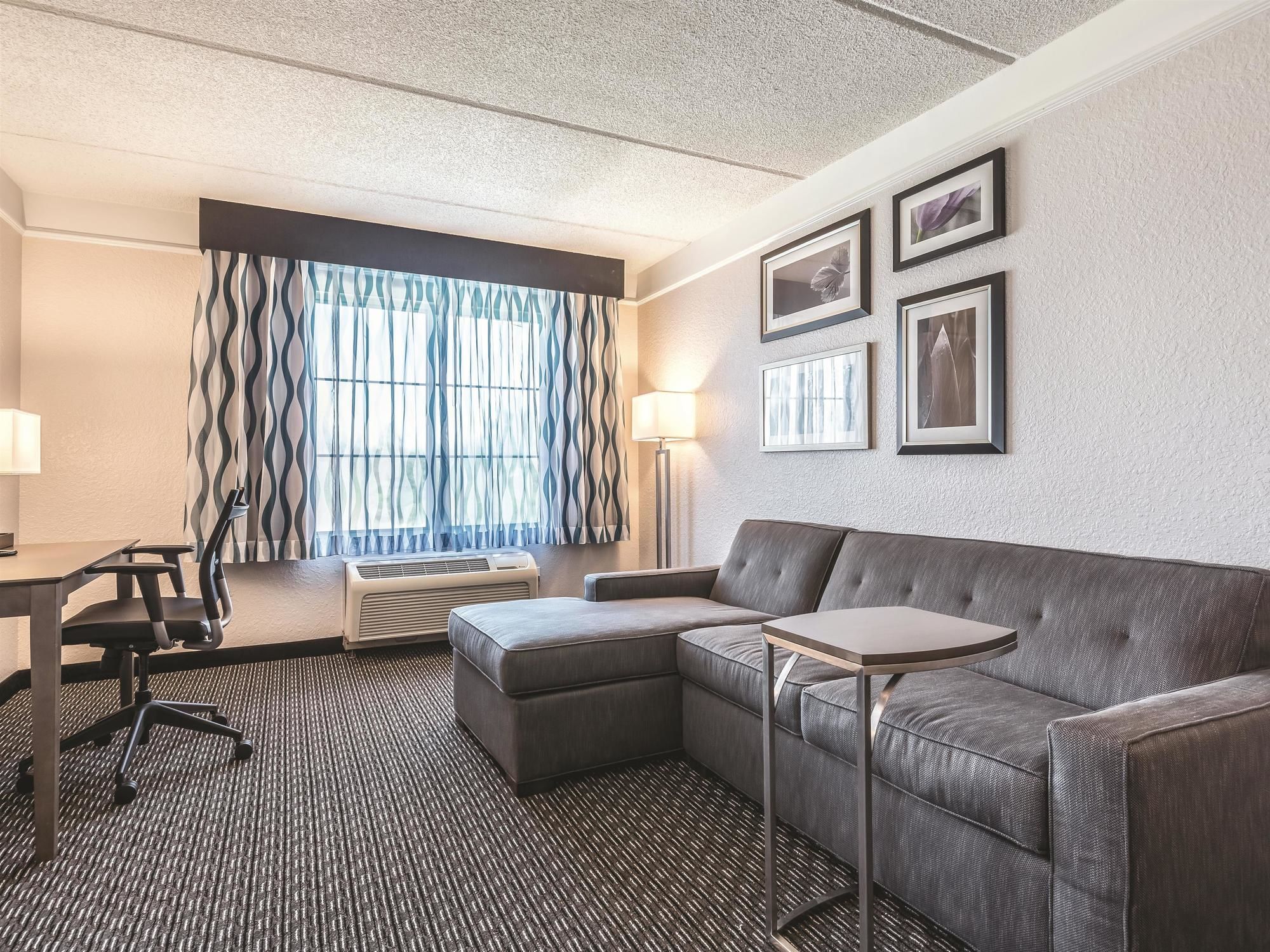 Фото La Quinta Inn & Suites by Wyndham Orlando Lake Mary