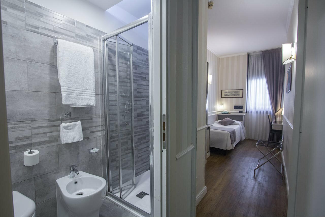 Фото Hotel Flora Milan