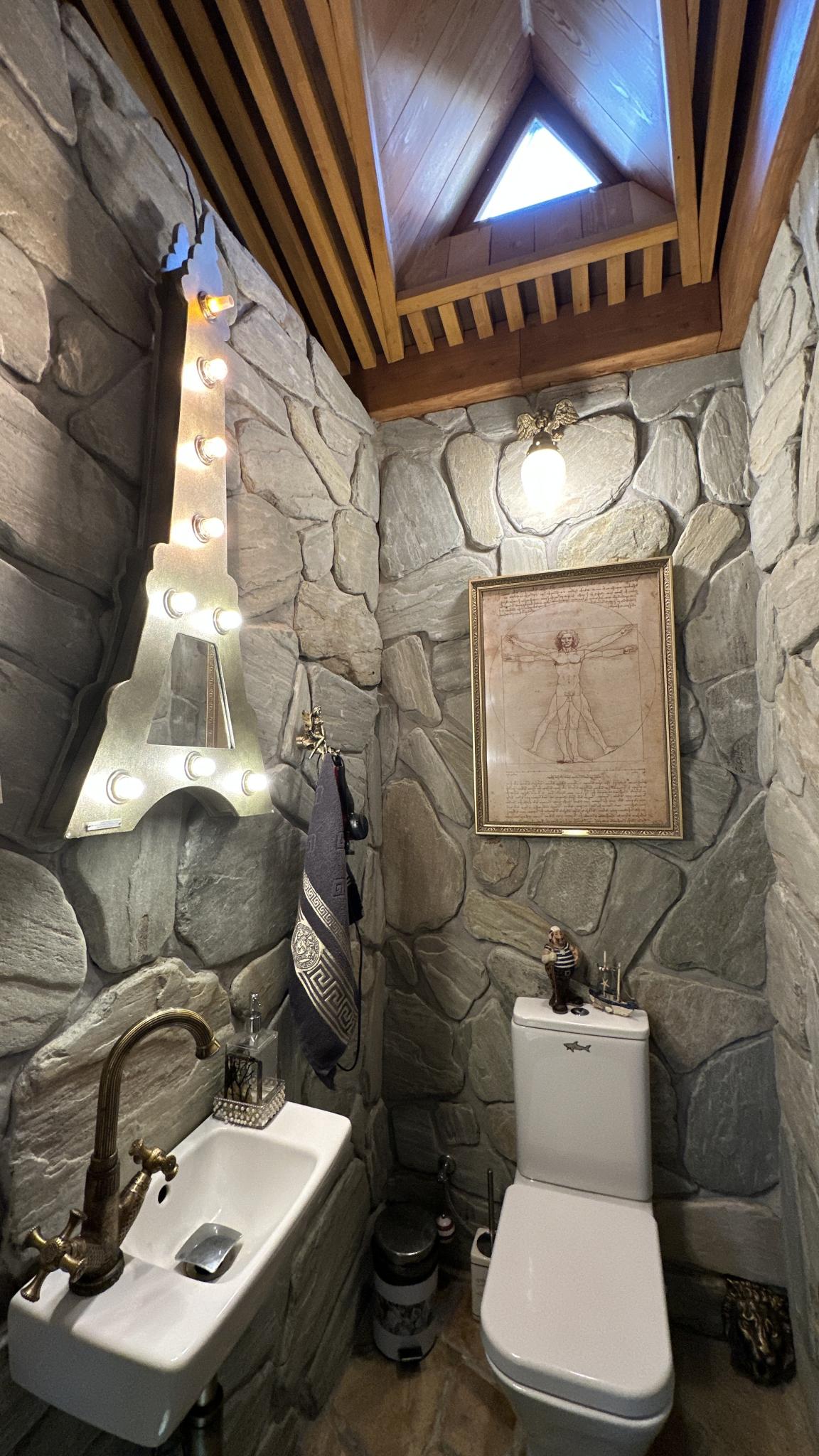 Фото Aston Martin Tower Art