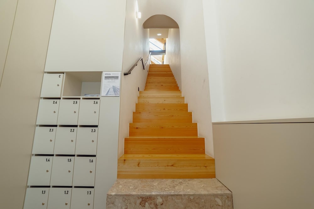 Фото Elegant Downtown Apartment