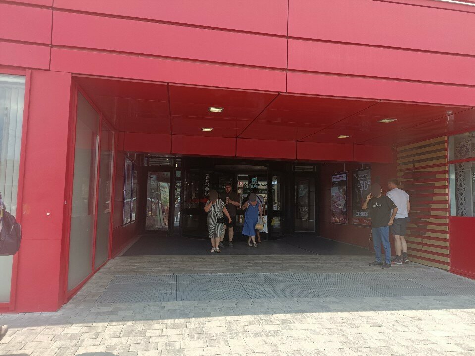 Items for mobile phones I: Market, Mytischi, photo