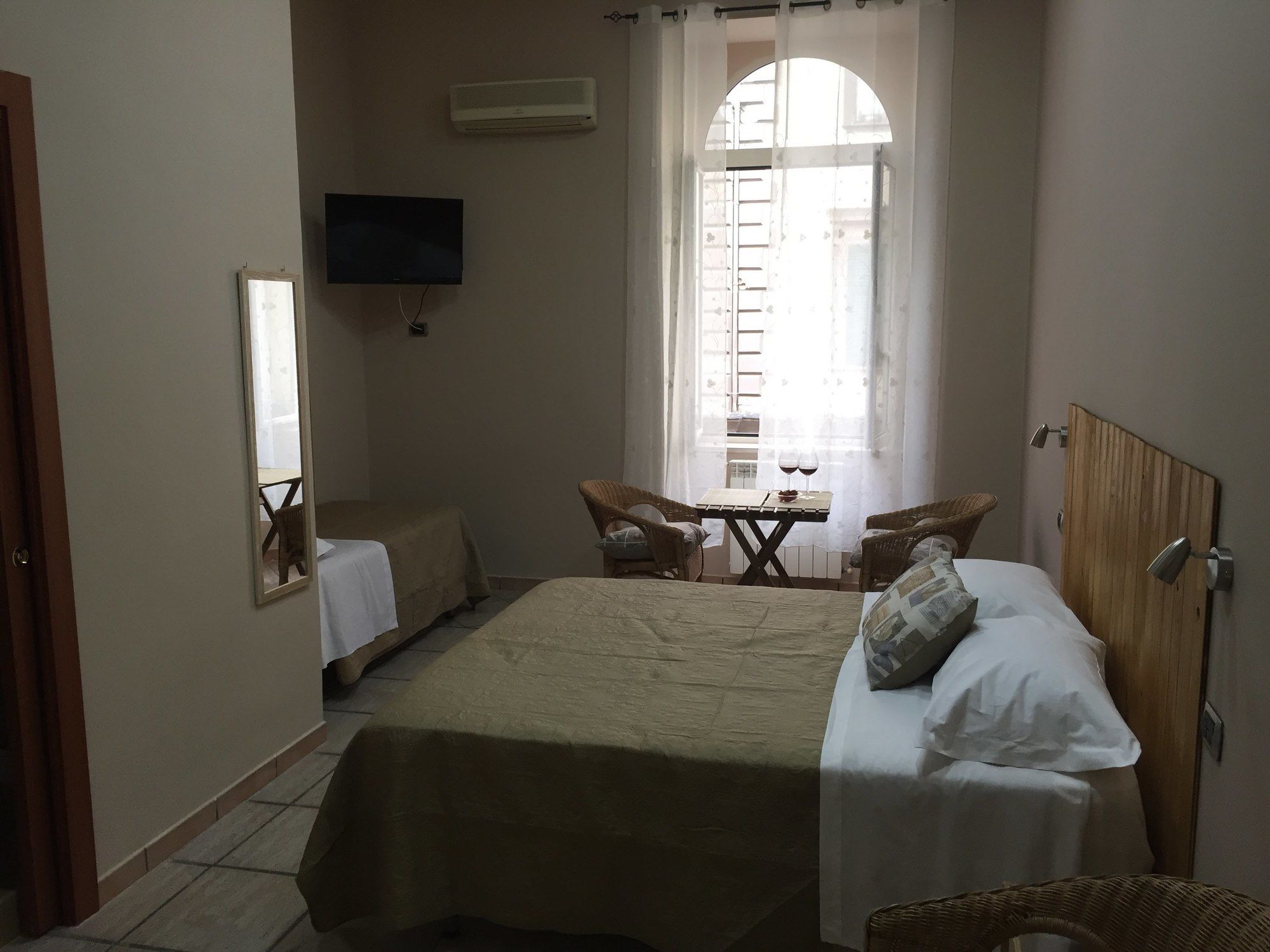 Фото Naples to live