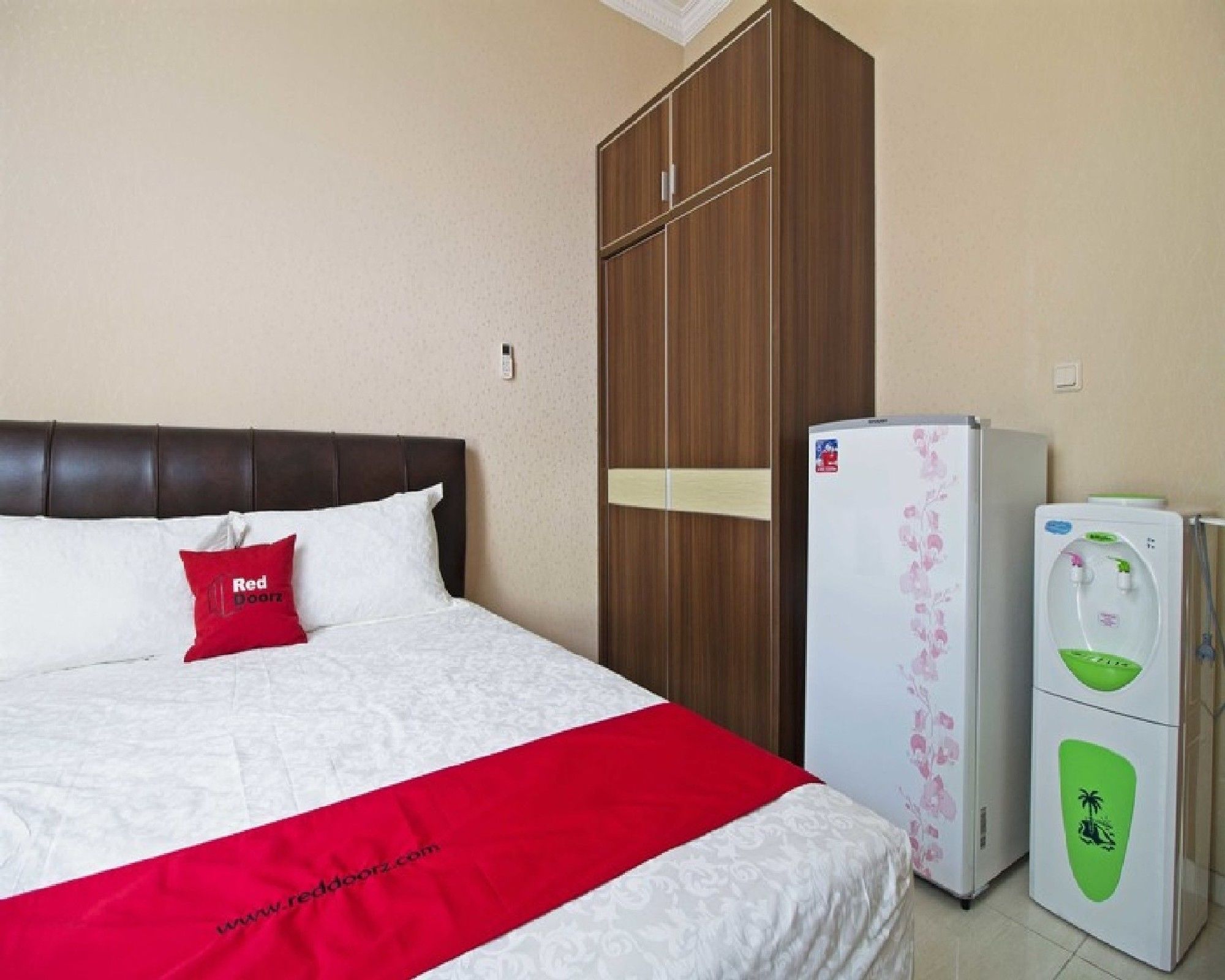 Фото RedDoorz near Mercu Buana University