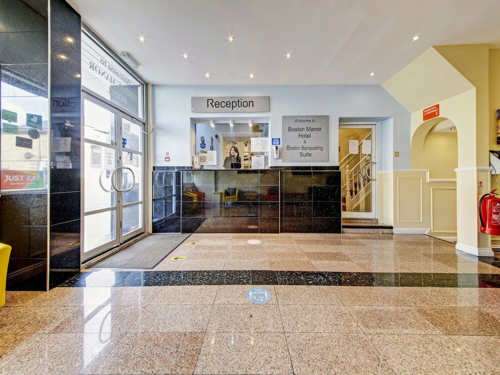 Фото Oyo Bostons Manor Hotel