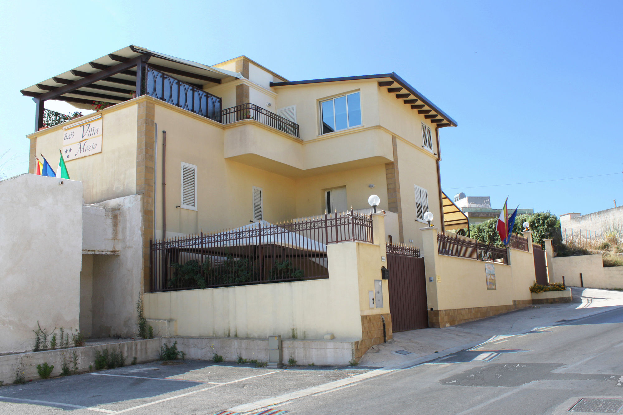 Фото отеля 1