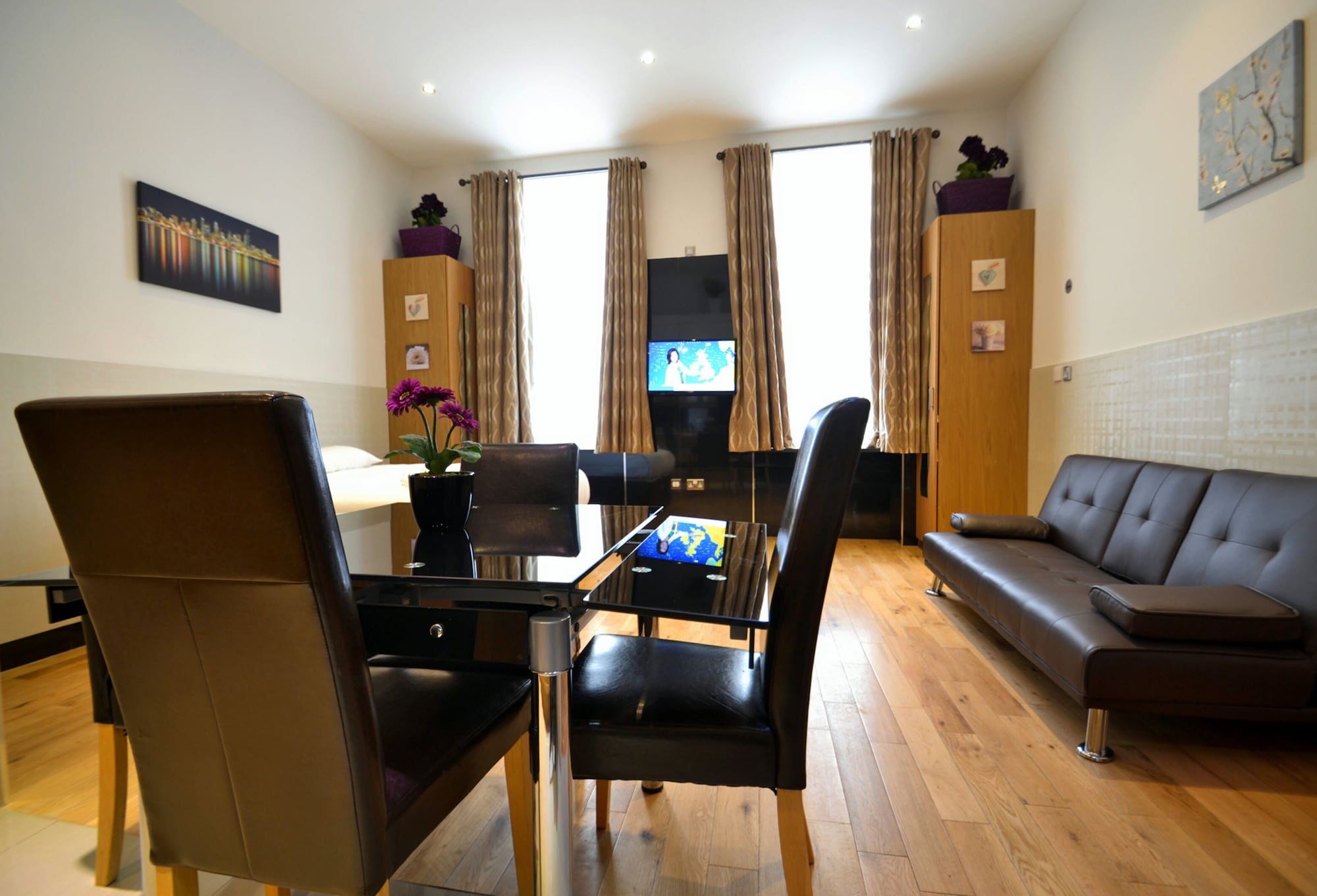 Фото Hyde Park Apartments