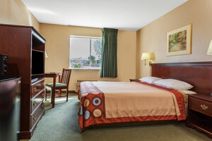 Howard Johnson by Wyndham Grand Prairie Near Lone Star Park (Kansas, Reno County, East Main Street), hotel