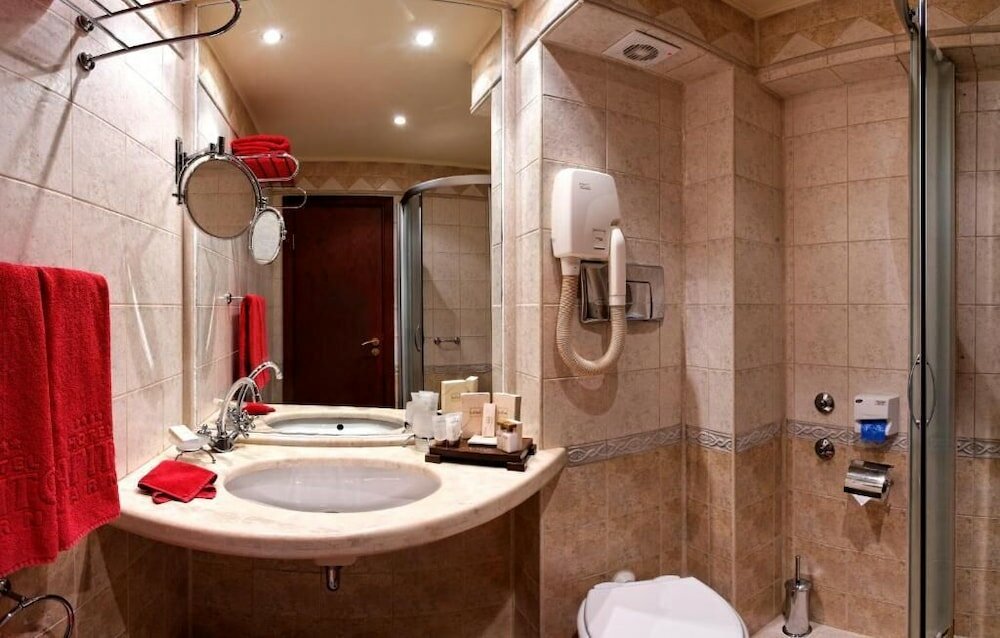 Фото Hotel Capitol