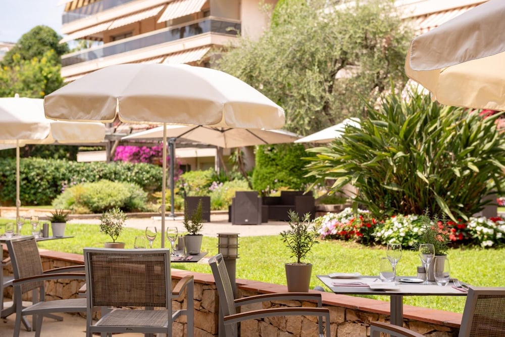 Фото The Originals Boutique, Hôtel Les Strélitzias, Antibes