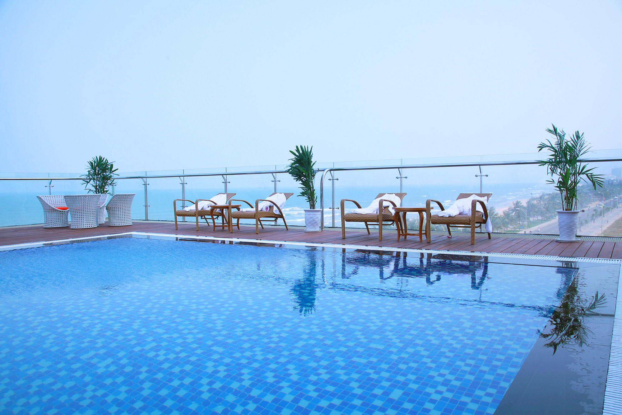 Фото Serene Beach Hotel Danang