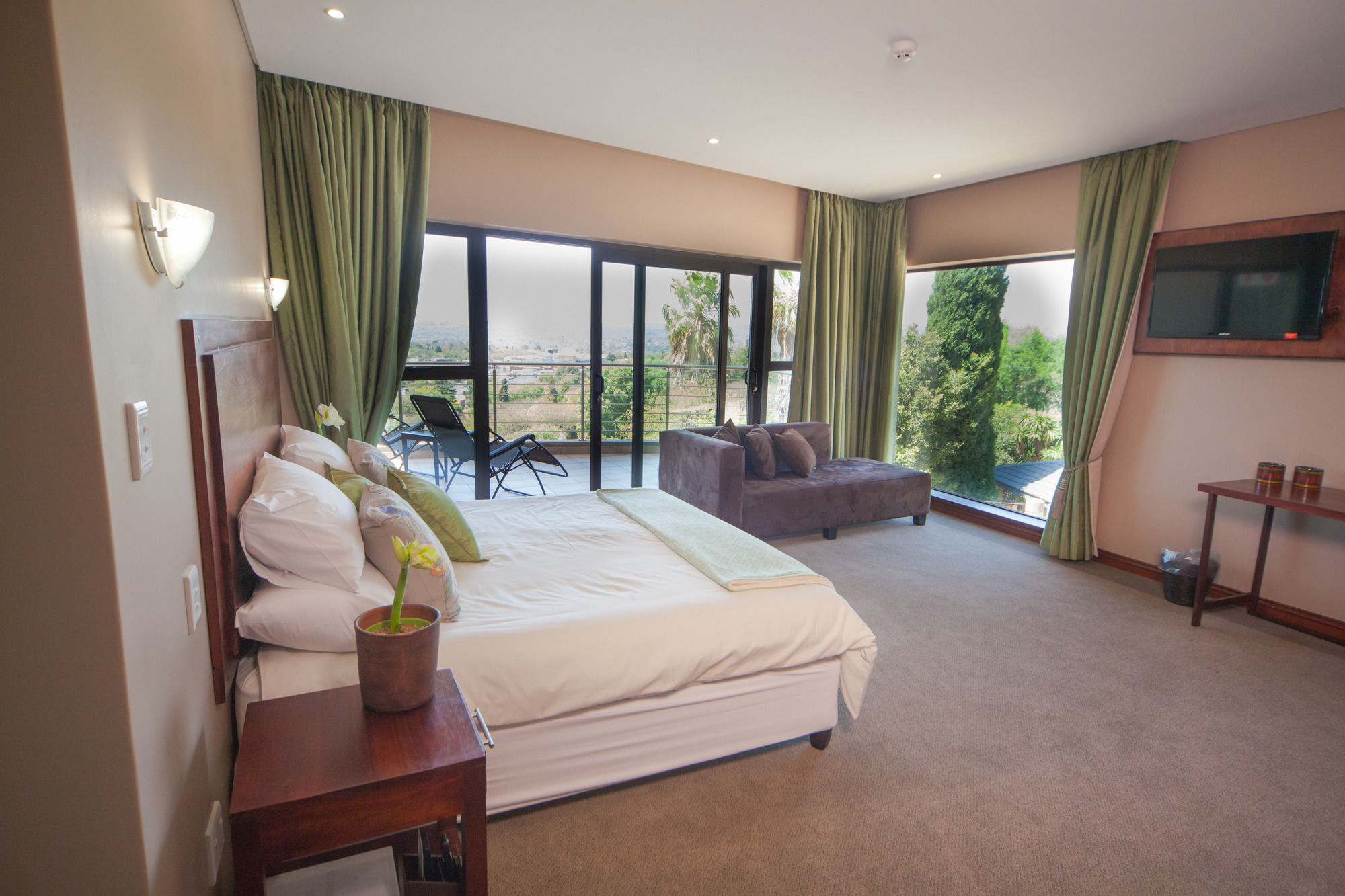 Фото Over The Moon Guesthouse