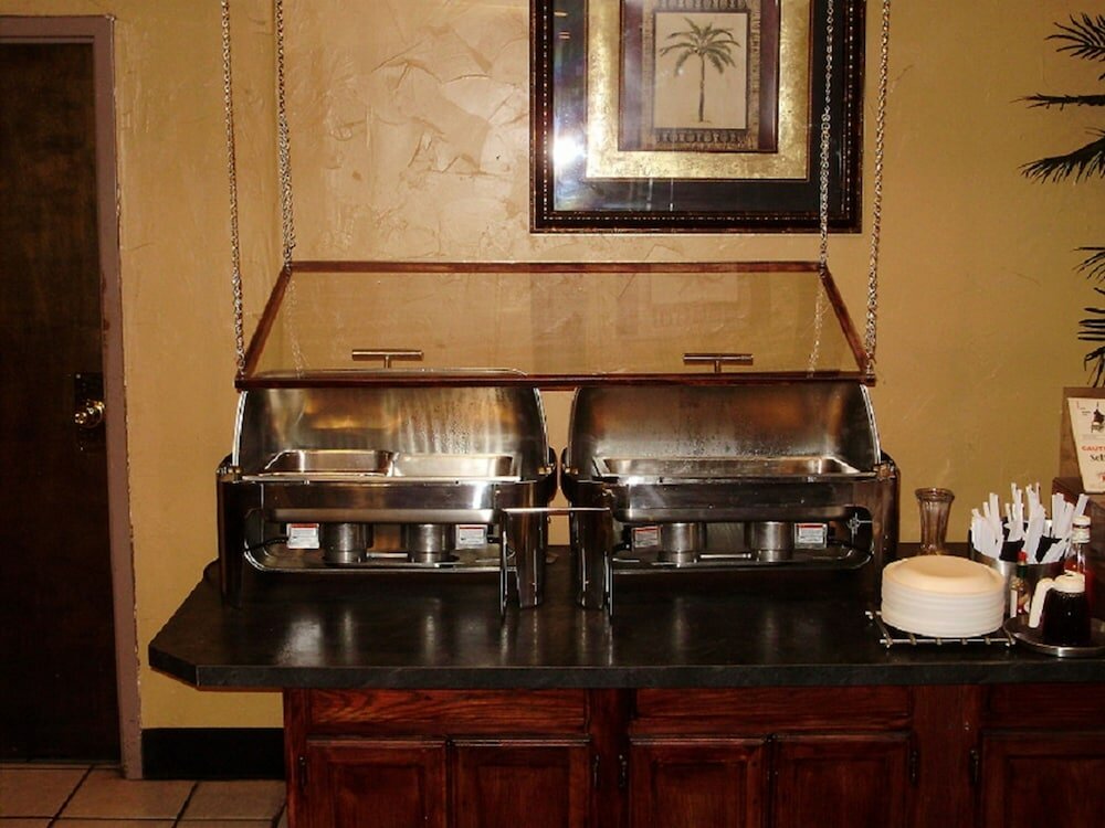 Фото Trade Winds Central Inn