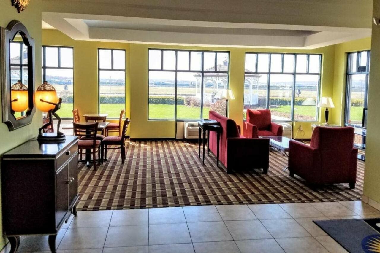 Фото Days Inn by Wyndham Windsor Locks Bradley Intl Airport