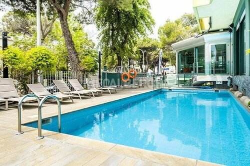 Внешний вид отеля Hotel Montecarlo в Риччоне, фото 3