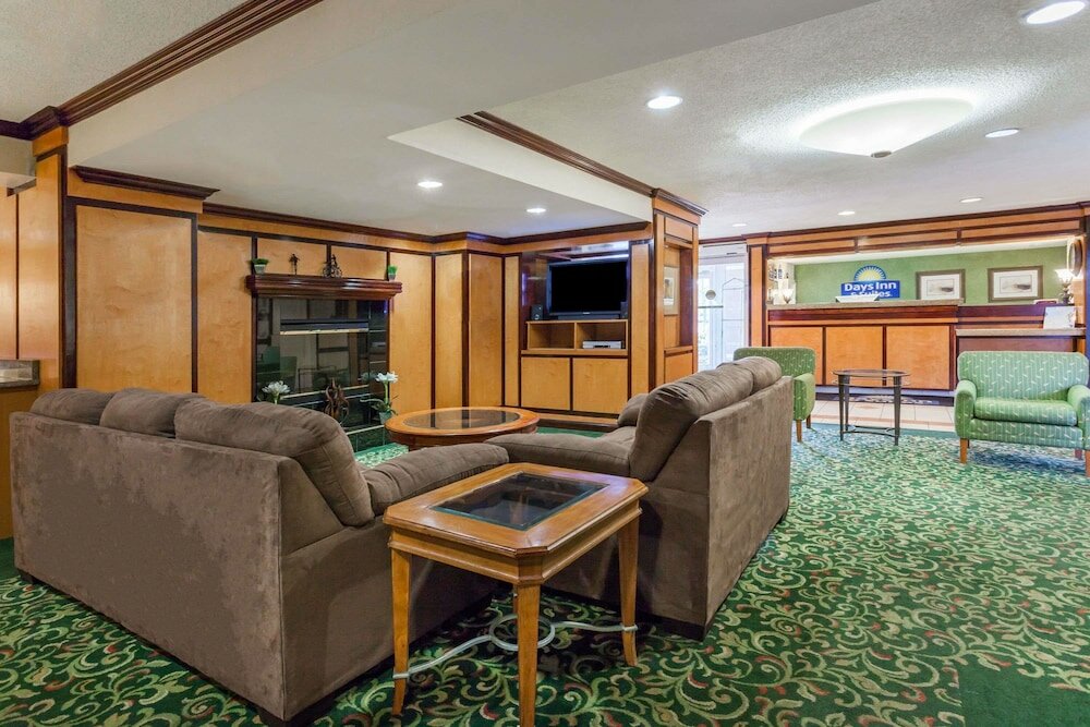 Фото Days Inn & Suites by Wyndham Warren