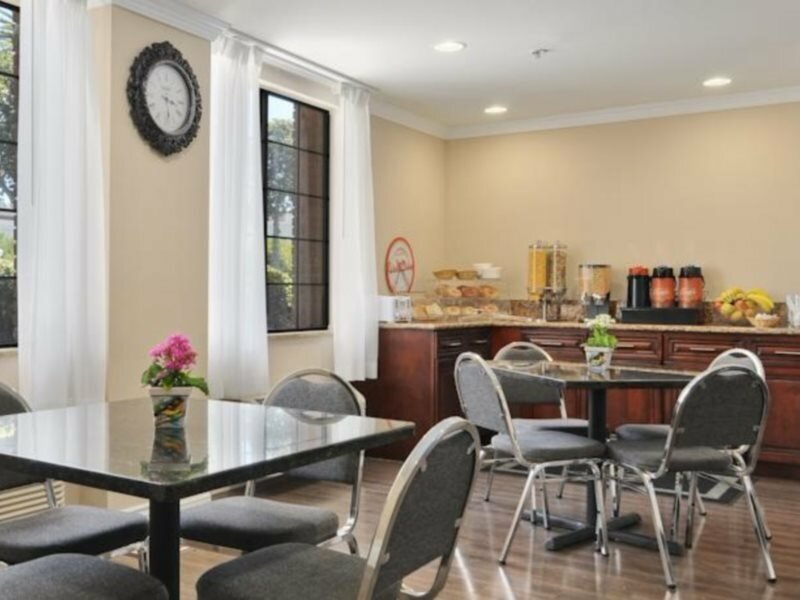 Фото Howard Johnson by Wyndham Pasadena