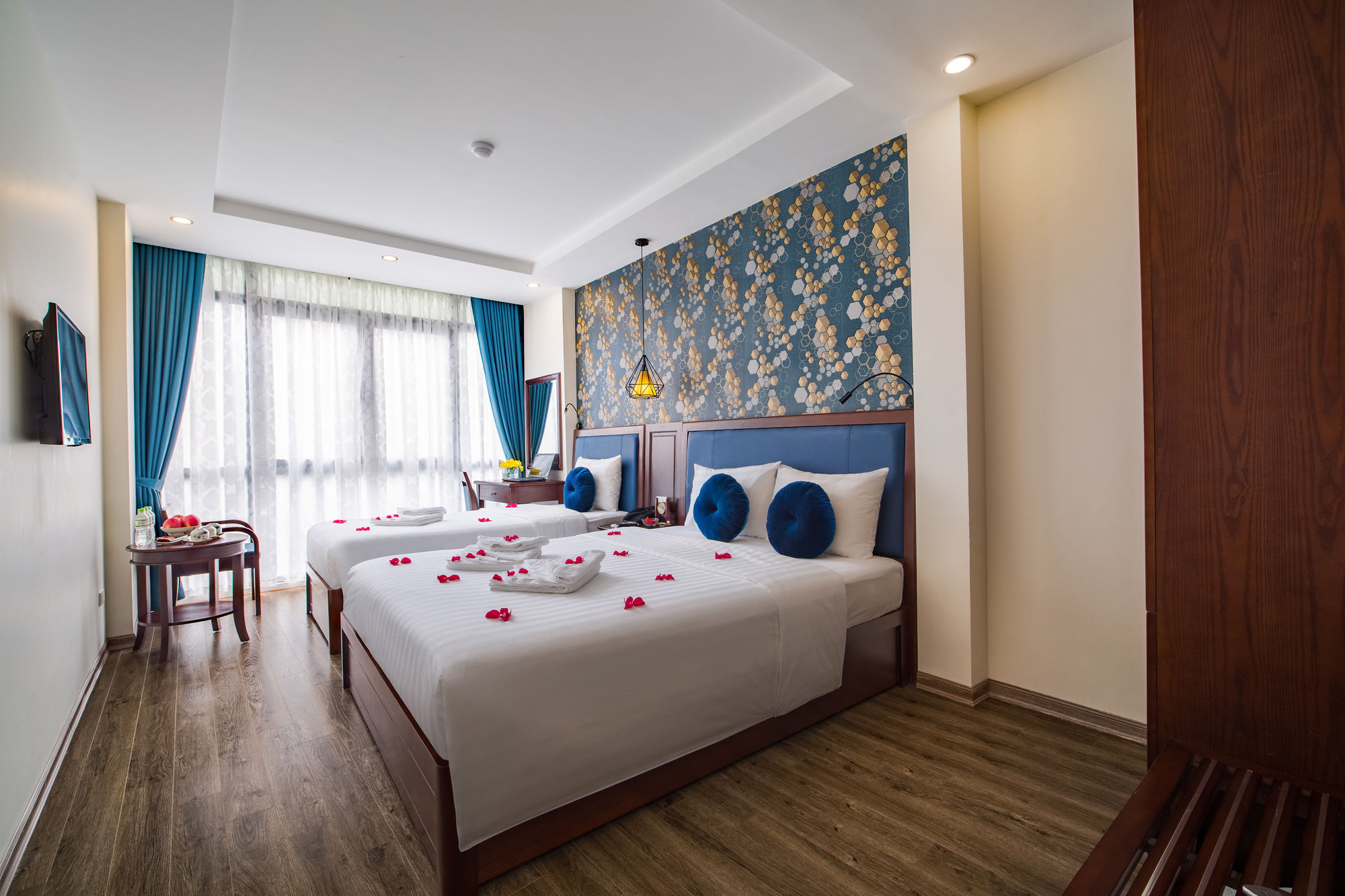 Фото Holiday Emerald Hotel