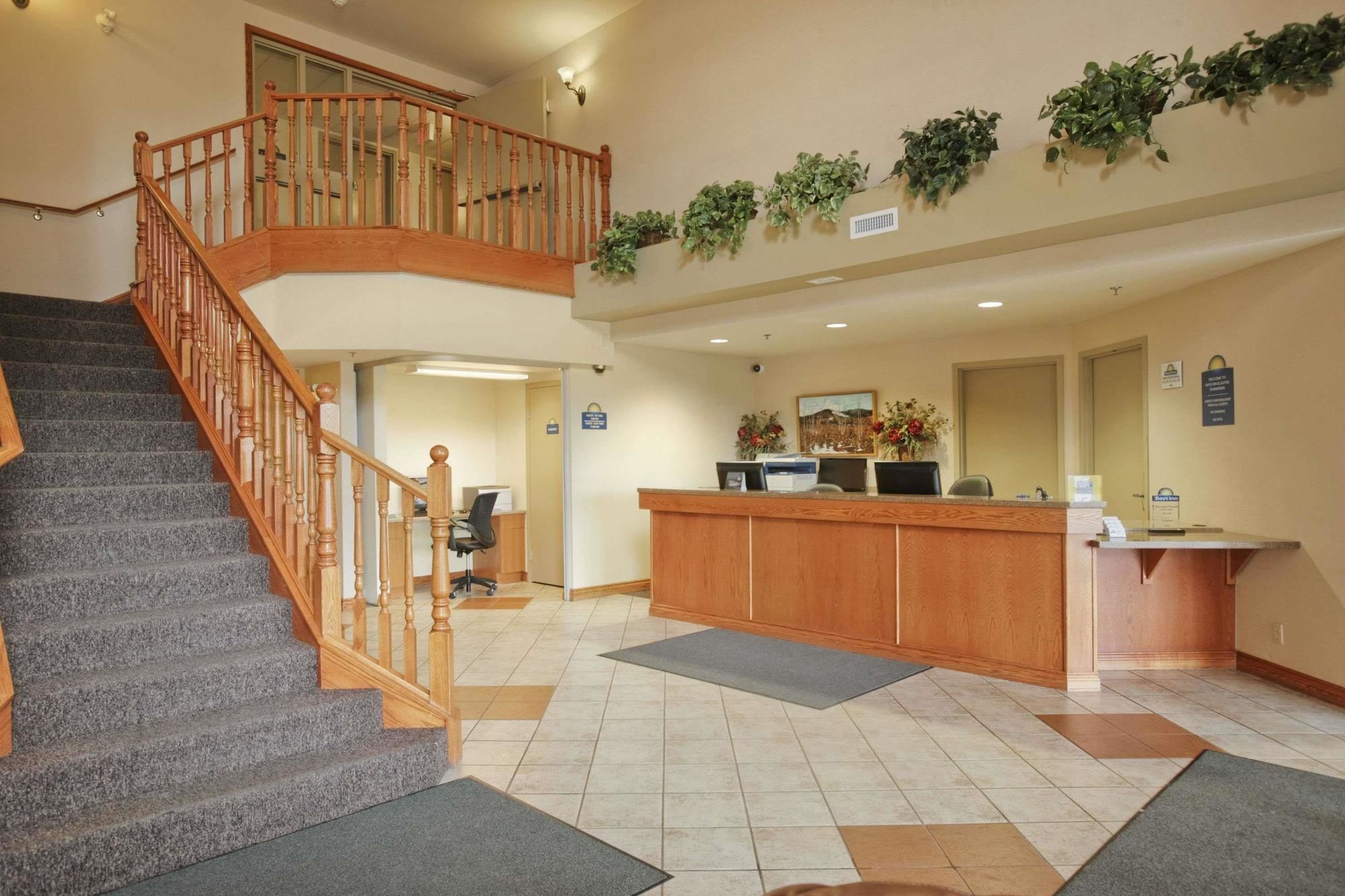 Фото Days Inn & Suites by Wyndham Thompson