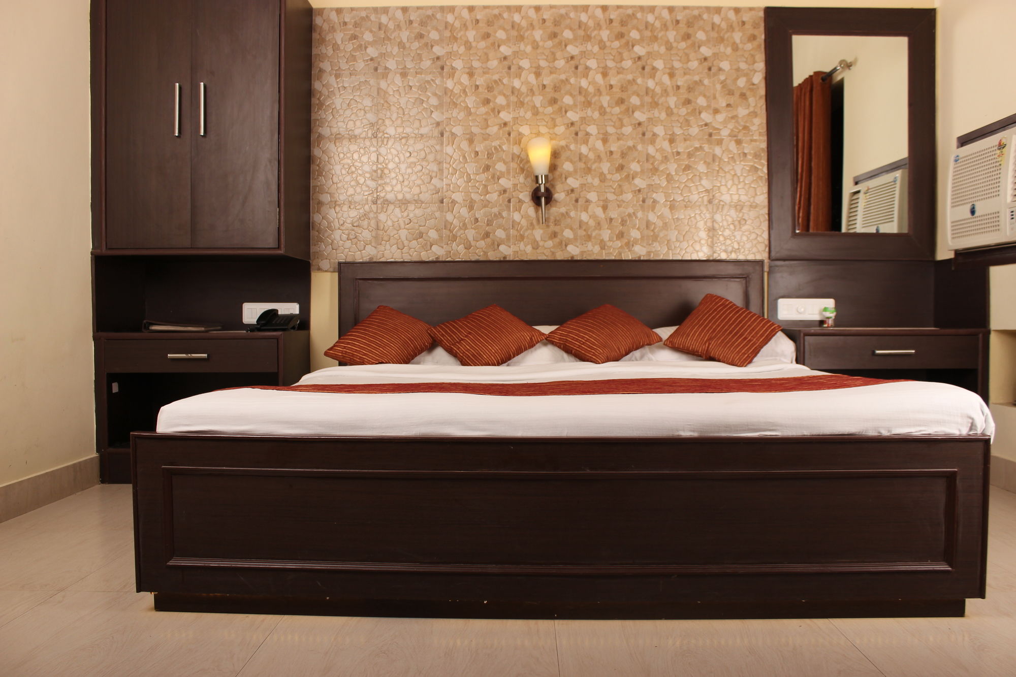Фото Hotel Varuna