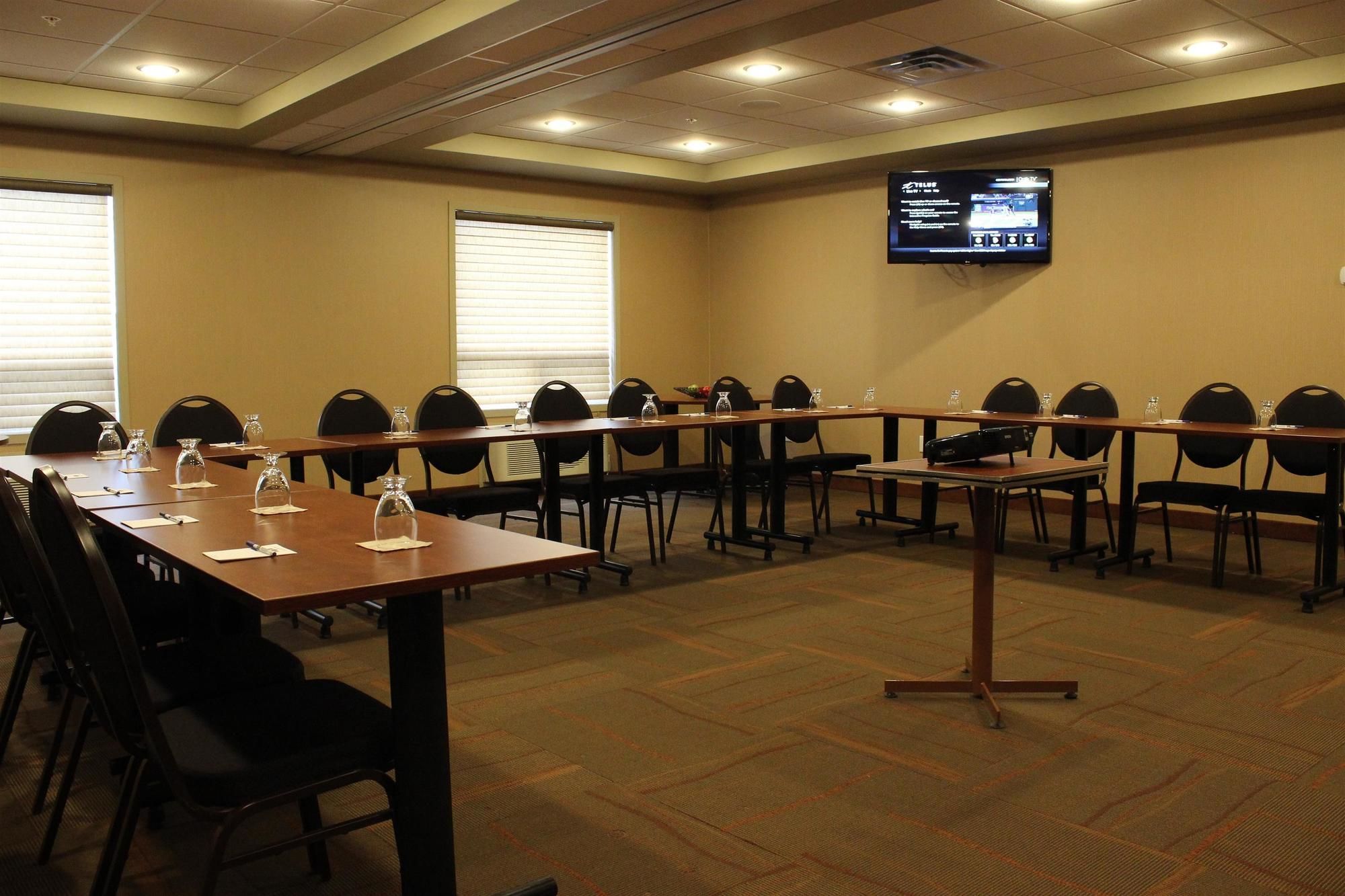 Фото Best Western Plus Service Inn & Suites