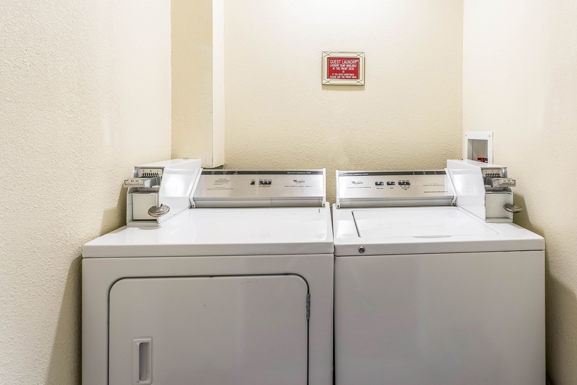 Фото Econo Lodge Inn & Suites
