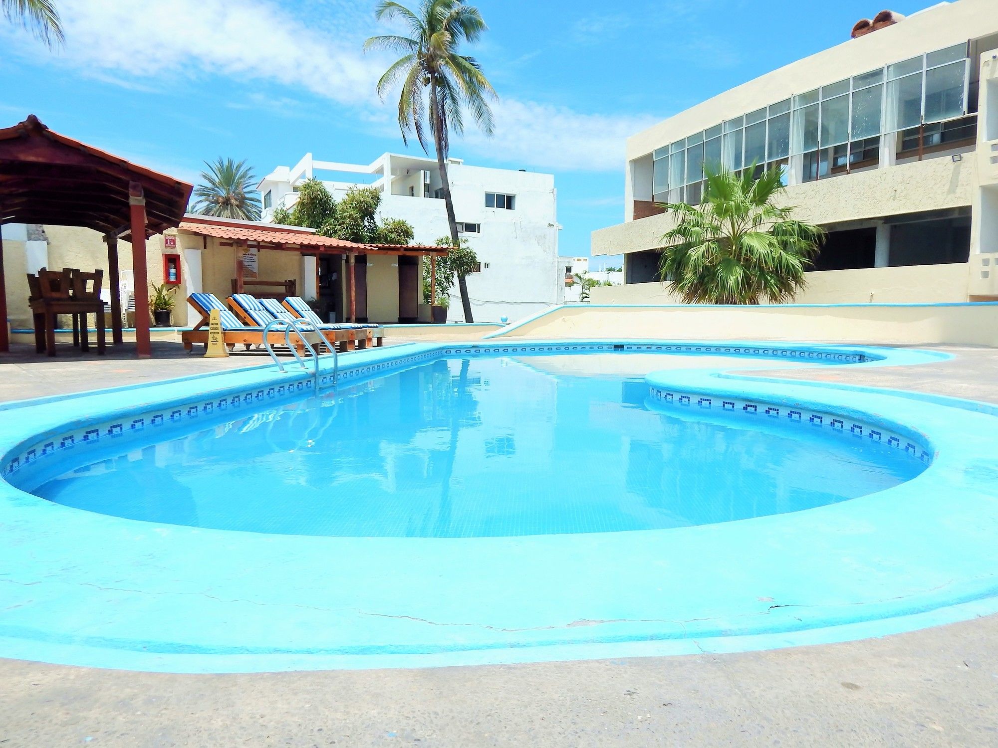 Фото Hotel Las Jacarandas