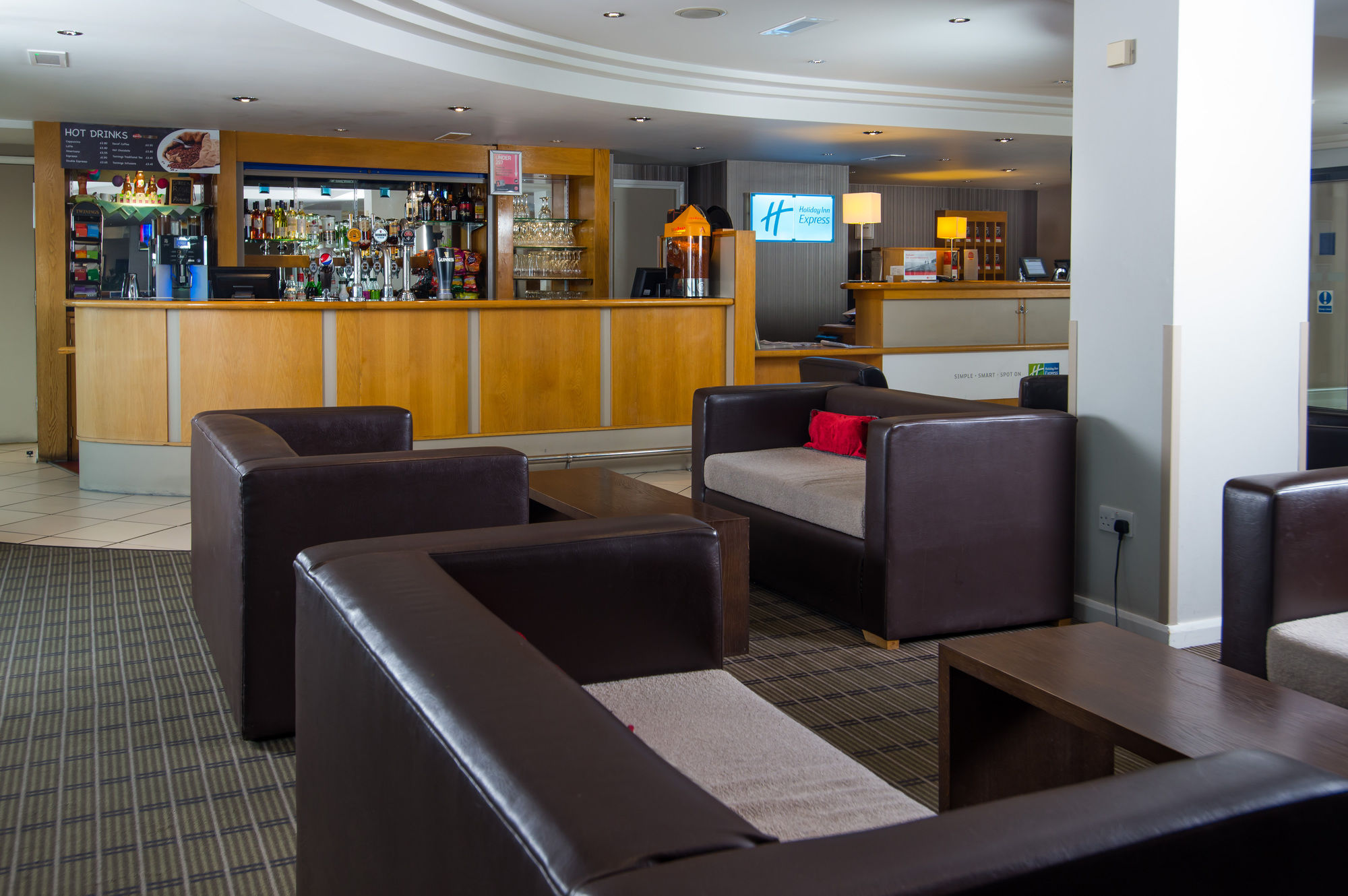 Фото Holiday Inn Express London Luton Airport, an Ihg Hotel