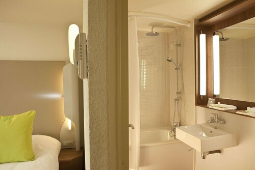 Гостиница Kyriad Brie Comte Robert в Кретее
