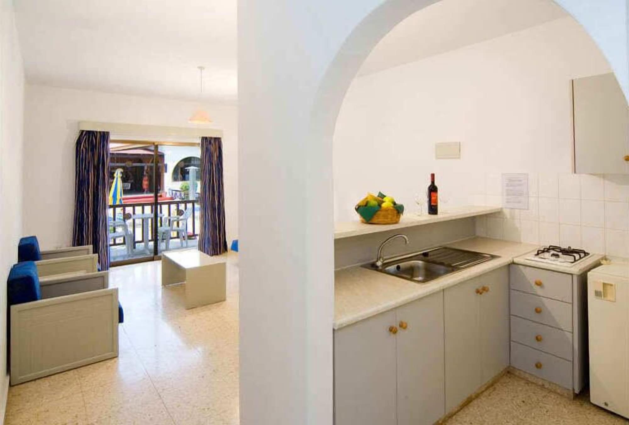 Фото Cosmelenia Hotel Apartments