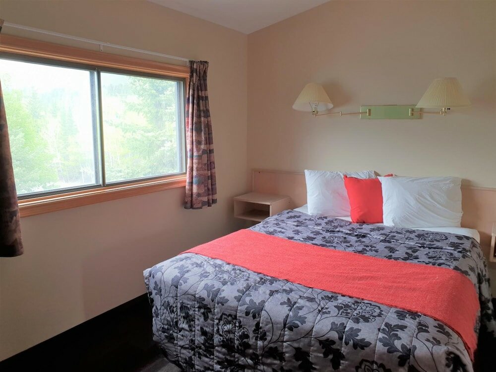 Фото Rundle Mountain Lodge