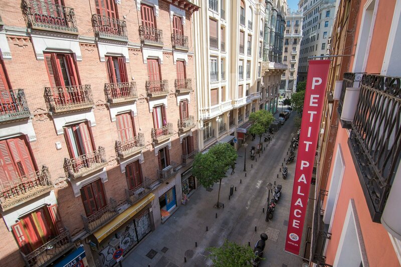 Гостиница Petit Palace Tres Cruces
