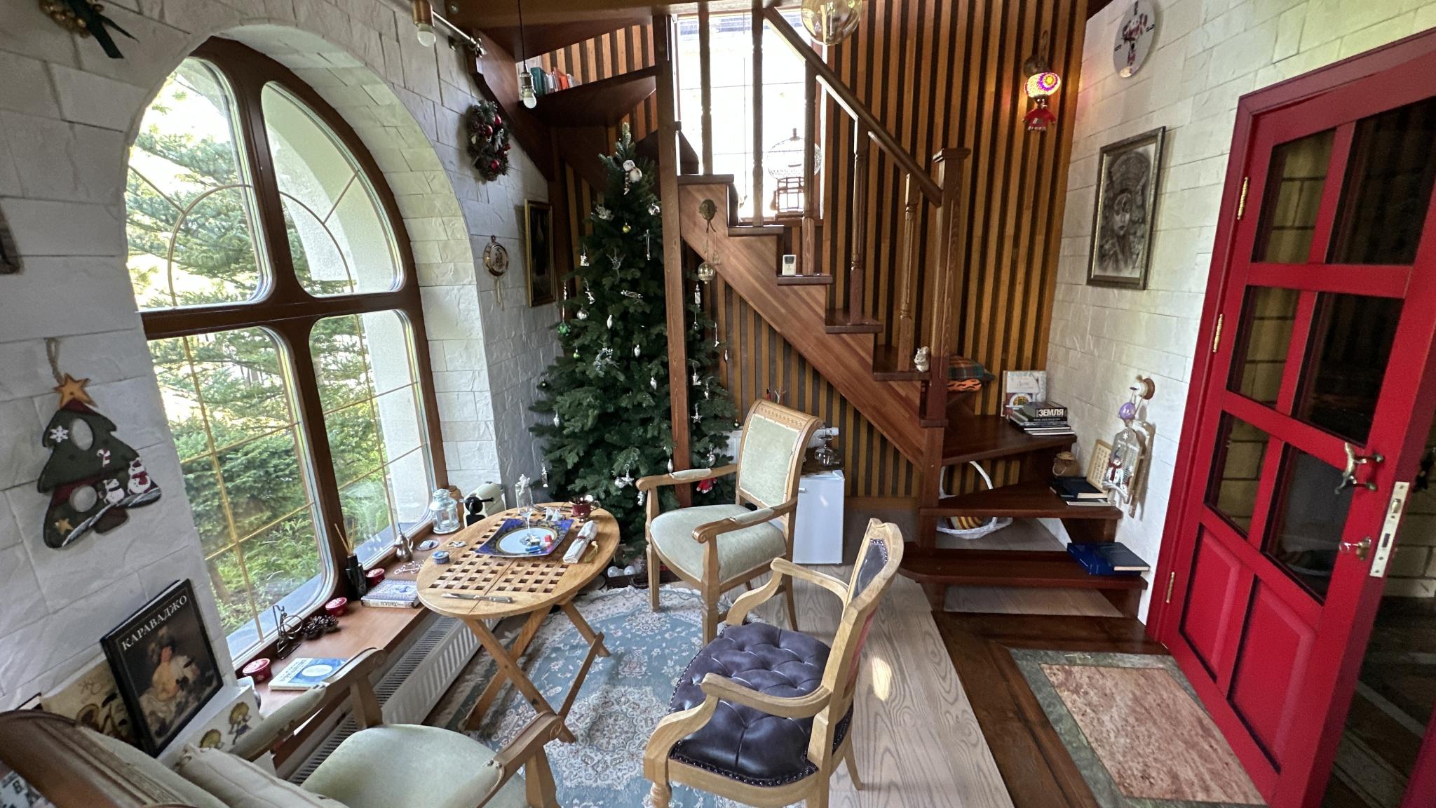 Фото Aston Martin Tower Art