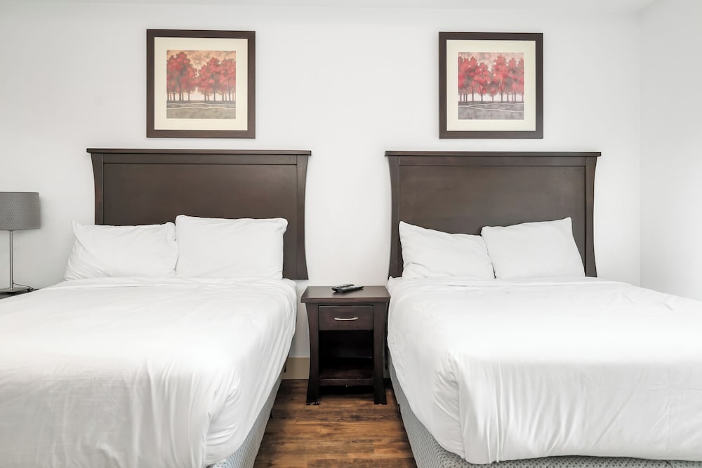 Фото Elevated Escapes 2br Suite Overlooking Lake