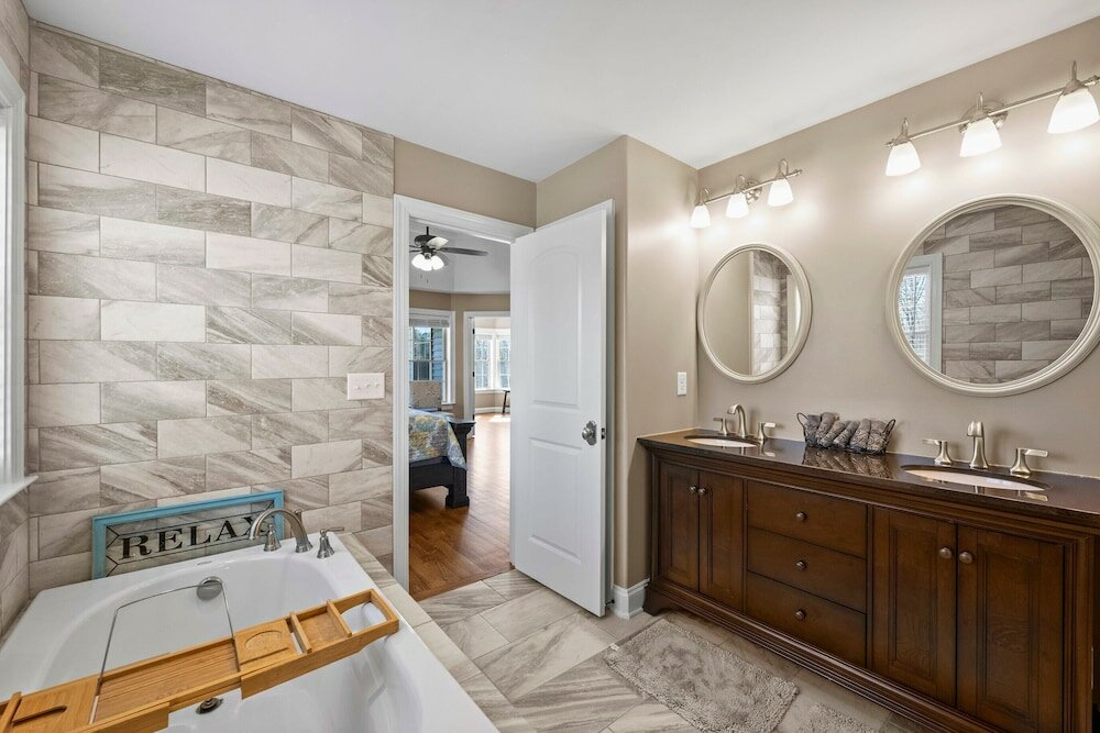 Фото Lake Living by Avantstay Sleeps 22 + Dock, Pool