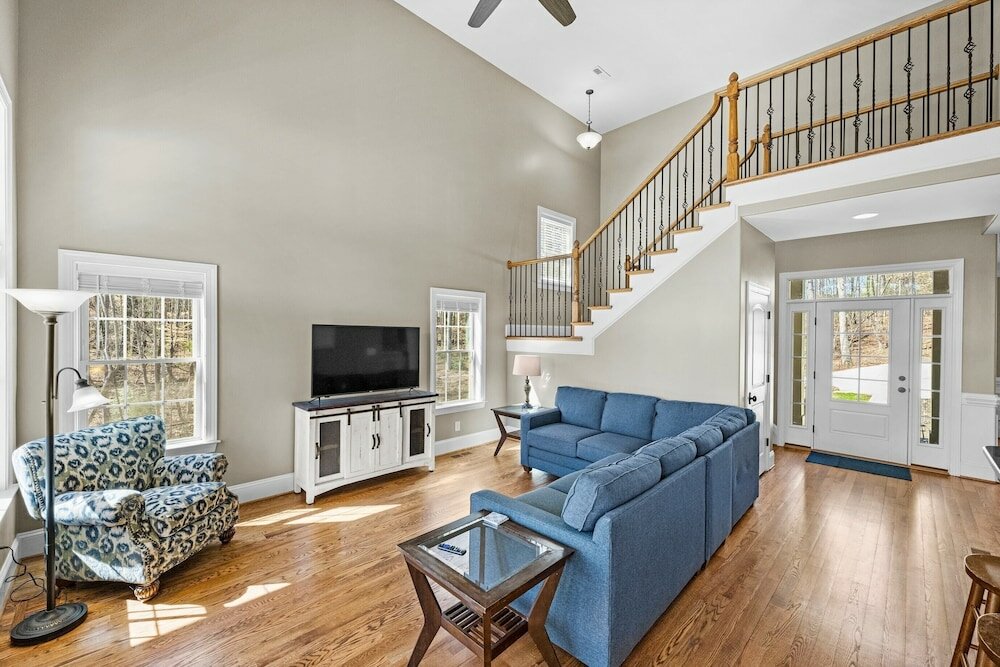 Фото Lake Living by Avantstay Sleeps 22 + Dock, Pool