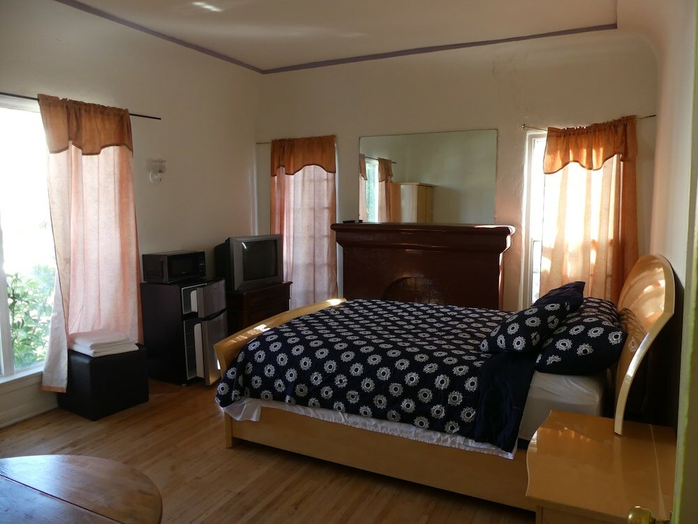 Фото Wilshire Orange Hotel