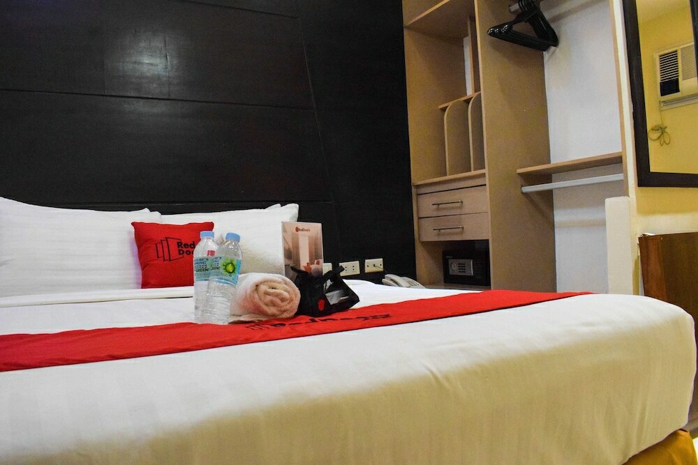 Фото RedDoorz @ Grand Apartelle Hernan Cortes Cebu
