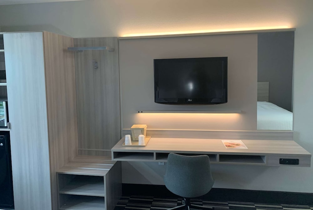 Фото Microtel Inn by Wyndham Charlotte Airport